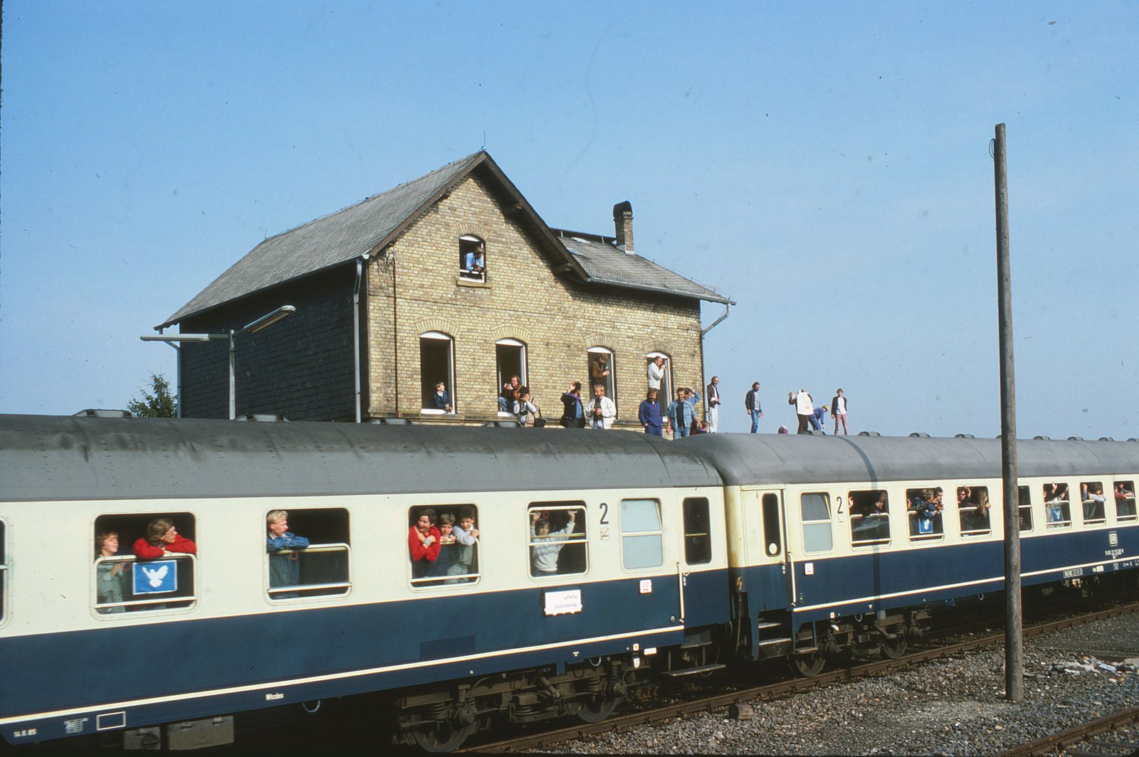 Sonderzug mit Demonstranten am reaktivierten Bahnhof Kastellaun, Oktober 1986