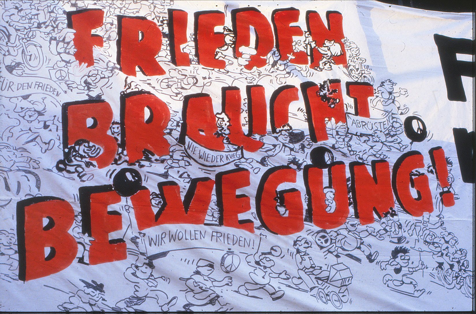 Gemaltes Plakat mit dem Schriftzug „Frieden braucht Bewegung“