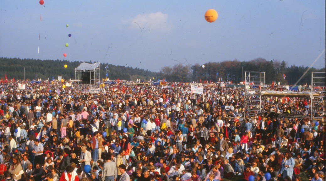 Blick über die Menschenmenge bei der Großdemonstration zwischen Hasselbach und Bell am 11. Oktober 1986