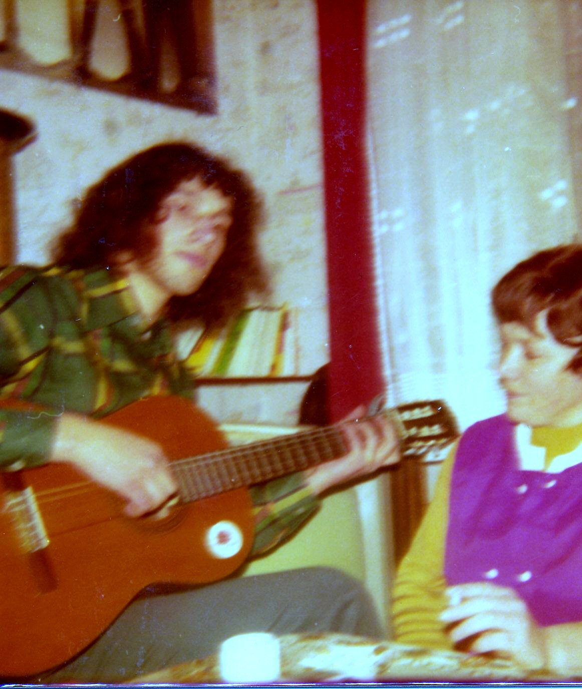 Reinhard mit Gitarre, singt für Tante Pida