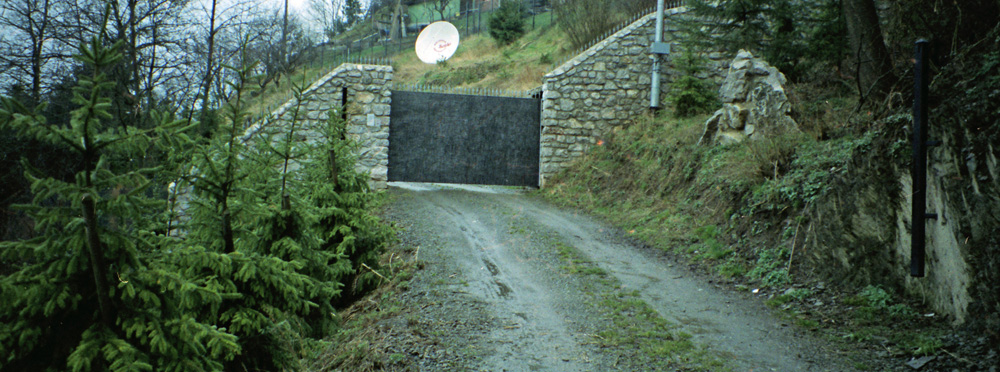 Einer der Zugänge zum Anwesen in Altstrimmig, 1991