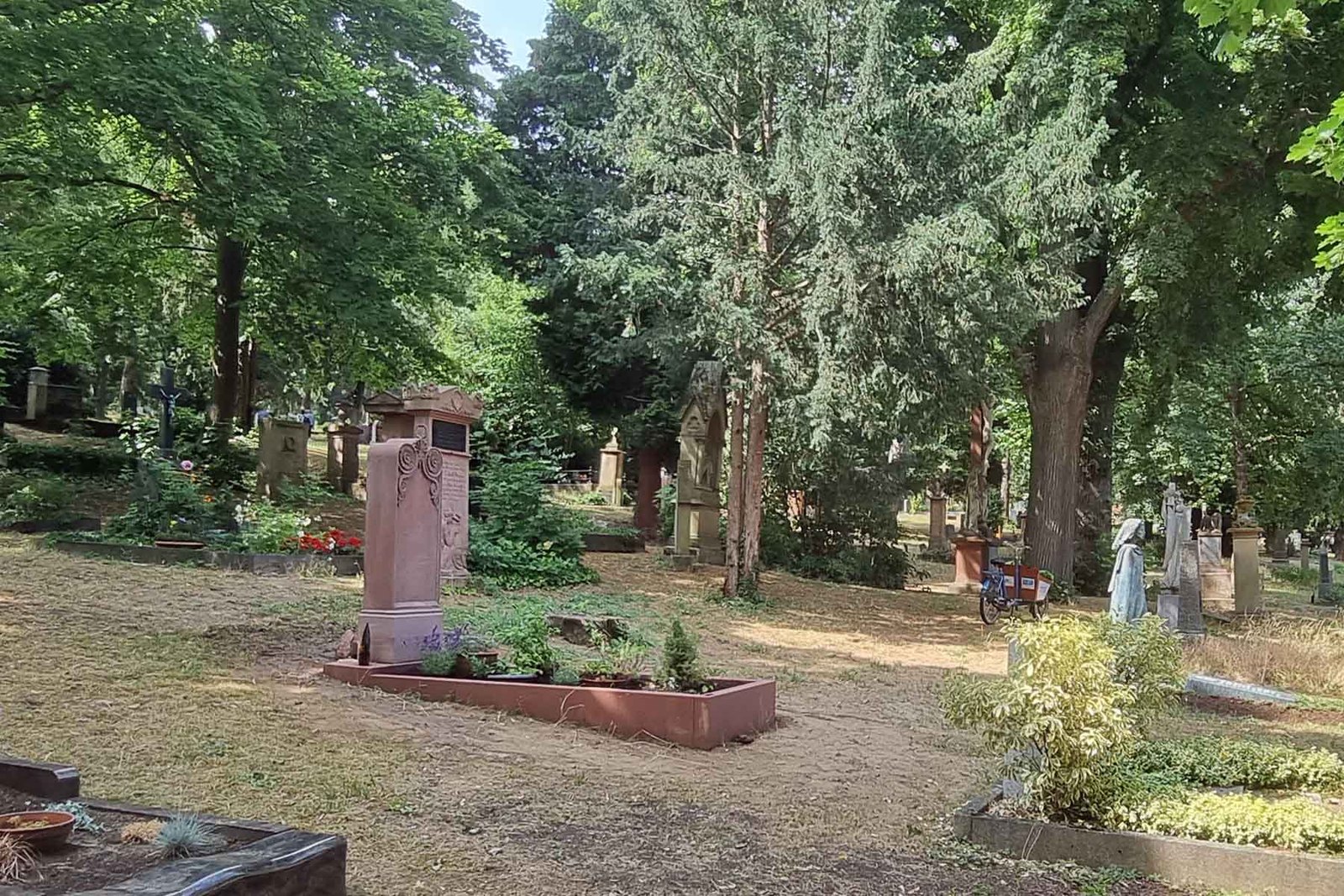 Der Grabstein, Juni 2023