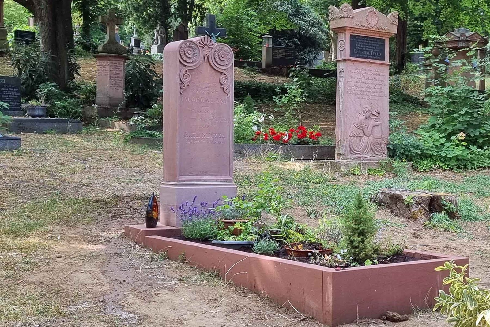 Der Grabstein, Juni 2023