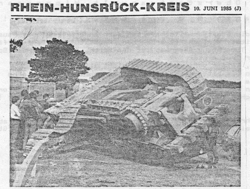 Selbständig machte sich eine 20 Tonnen schwere Planierraupe bei einem Unfall auf der B 327 in Nähe der Ortschaft Hahn. Ein amerikanischer Sattelschlepper befuhr die Hunsrückhöhenstraße in Richtung Kastellaun. In einer langgezogenen Rechtskurve stürzte die schwere Baumaschine — so die Polizei — plötzlich vom Tieflader, überschlug sich mehrmals und blieb schließlich in den angrenzenden Leitplanken liegen. Nach Angaben der Schutzpolizei Simmern war überhöhte Geschwindigkeit Ursache für diesen noch recht glimpflich verlaufenen Unfall. Verletzt wurde niemand. An Planierraupe entstand Totalschaden. Straßenbelag und Leitplanke wurden stark beschädigt. Der Gesamtschaden wird auf rund 300 000 Mark geschätzt. Die B 327 musste drei Stunden lang für den Verkehr gesperrt werden. [Hunsrücker Zeitung]